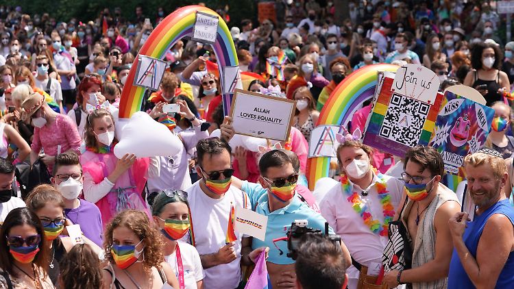Mit Schildern wie "Allah loves Equality" demonstrieren die Menschen für die Rechte von LGBTIQ-Personen.
