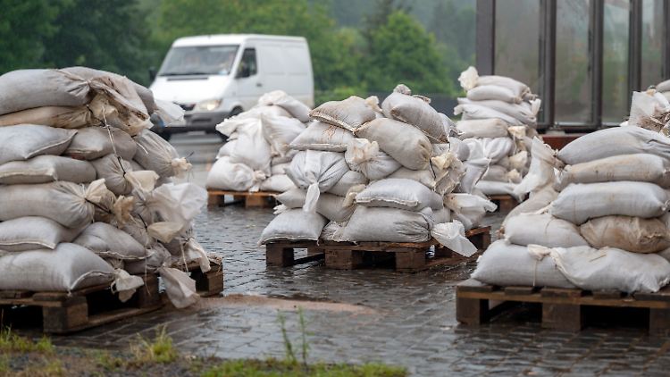Die Krisenstäbe versuchen sich auf die neuen Unwetter vorzubereiten.