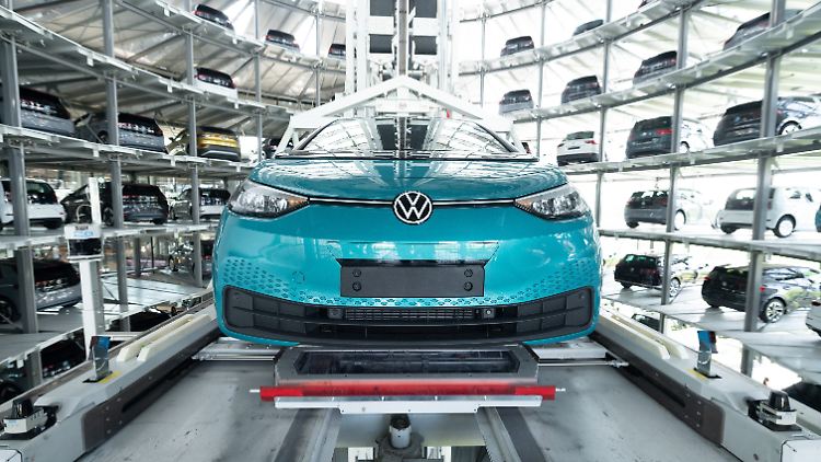 Volkswagen flüchtet sich nach vorn – zum Anbieter von Elektrofahrzeugen, Batterieproduzenten und Software. Der Strateieschwenk kann aber auch nach hinten losgehen.