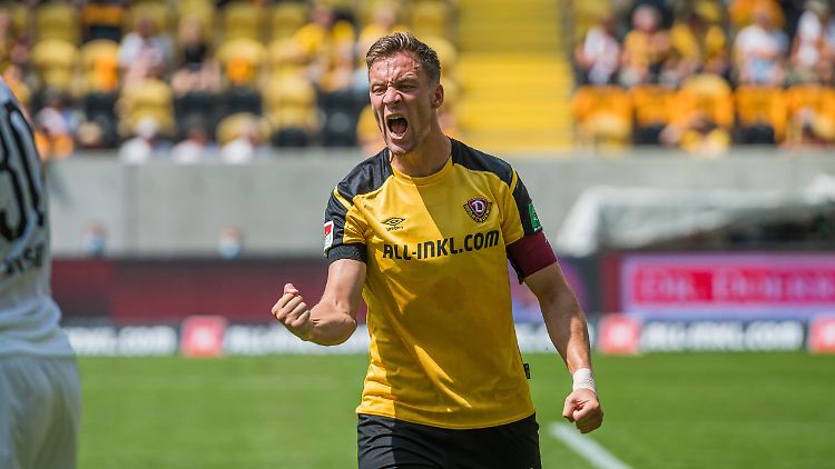 Dresdens Tim Knipping jubelt über den ersten Sieg in Liga zwei.