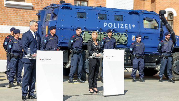 Dezenter Auftritt in Wien: Innenminister Nehammer und Verteidigungsministerin Tanner.