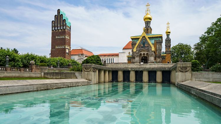 Die Mathildenhöhe in Darmstadt besteht aus dem Hochzeitsturm, einer russischen Kapelle, Gebäuden, Parkanlage und Skulpturen.