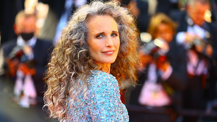 Das Ergrauen der Haare gehört zum Leben dazu, auch bei Andie MacDowell.