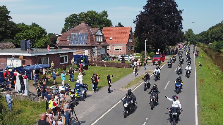 Die Polizei sprach am Ende von 15.000 Teilnehmern an der Aktion "Krach für Kilian" in Rhauderfehn.