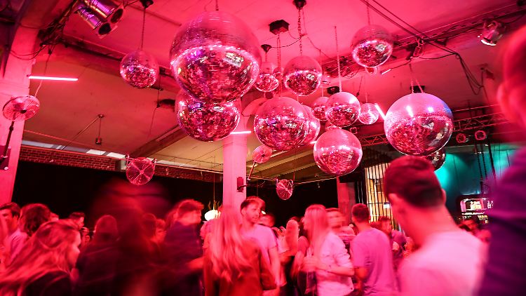 Feiern ohne Maske und Abstand: Trotz Tests und Impfnachweisen stecken sich immer mehr junge Leute in Clubs an.