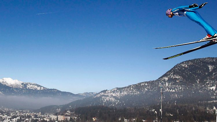 Hüpfer ins Aus: Mit einer Weite von 96 Metern konnte sich Martin Schmitt nicht für das dritte Tourneespringen in Innsbruck qualilfizieren, weil alle anderen Qualifikationsteilnehmer weiter sprangen.