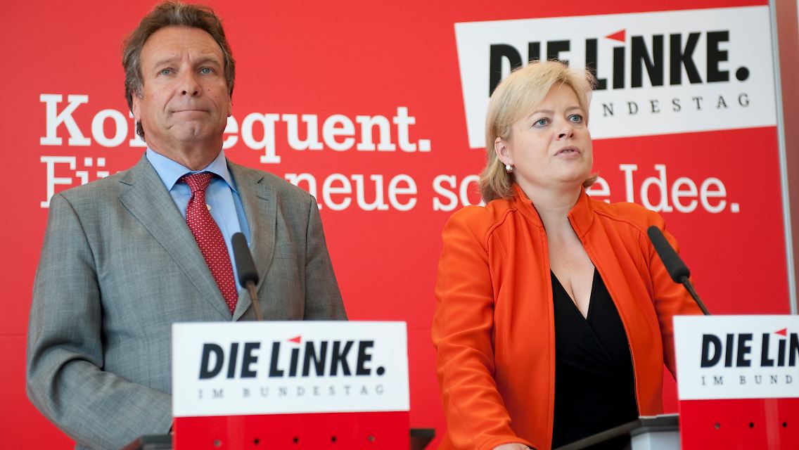 Das im vergangenen Mai gewählte Führungsduo Ernst und Lötzsch steht unter Beschuss.