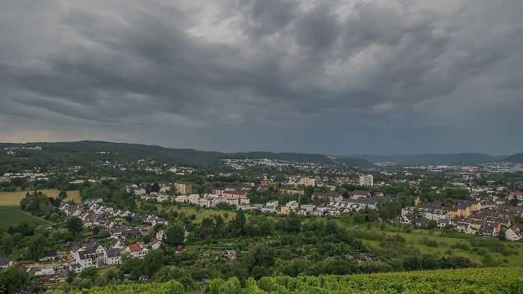 Bedrohliche Wolken nahe Trier. Die Gewitter fielen allerdings deutlich schwächer aus als befürchtet. 