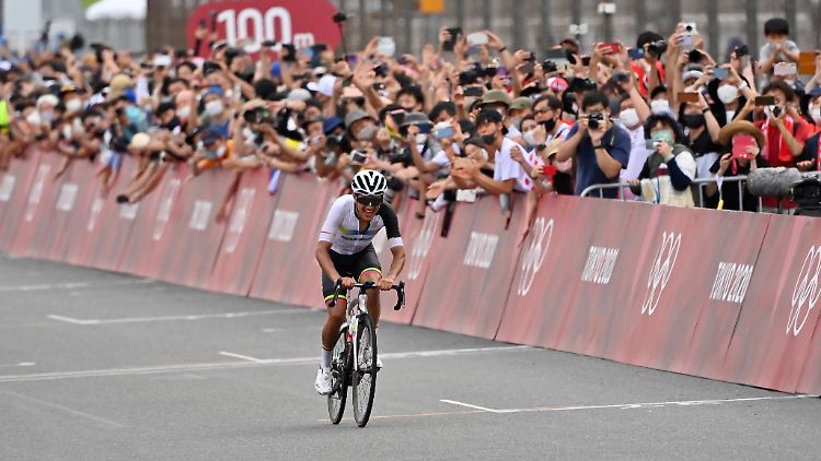 Richard Carapaz gewinnt in Tokio das Rad-Straßenrennen vor vielen Fans.