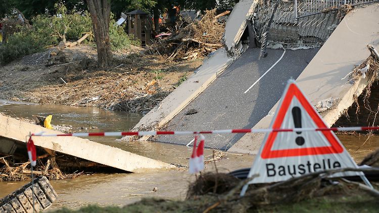 Zahlreiche Straßen, Brücken und Bahnstrecke im Westen Deutschlands sind völlig zerstört.