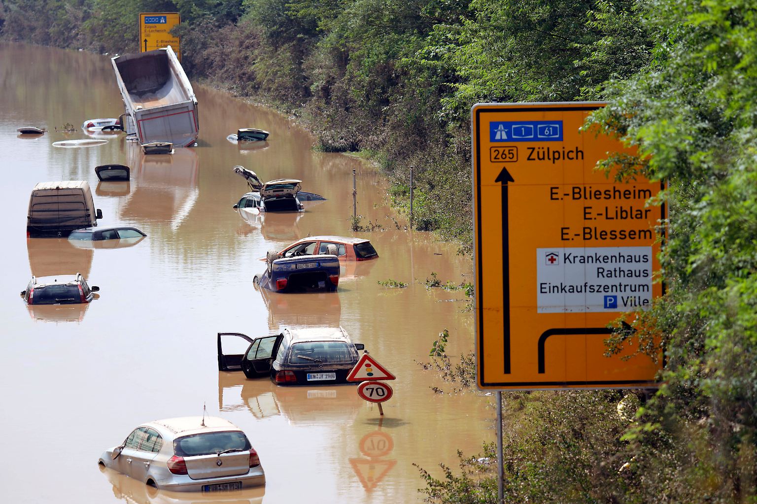 Mehr als eine Woche nach den verheerenden Überflutungen in Westdeutschland sind die Wassermassen zum großen Teil wieder abgeflossen. Zurück bleiben …