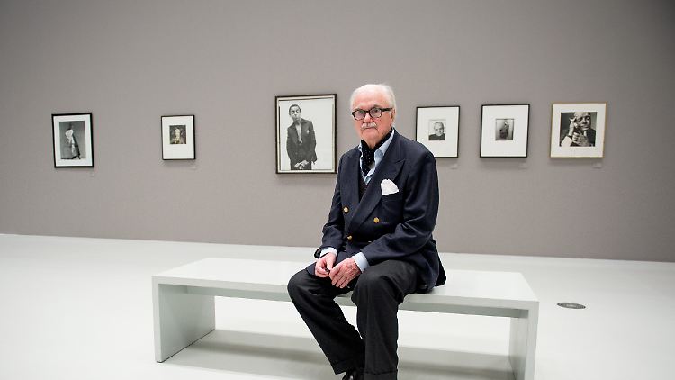 Gundlach sitzt 2016 in der Ausstellung "The Concept of Lines - Richard Avedon, George Hoyningen-Huene, Irving Penn" in den Deichtorhallen in Hamburg.