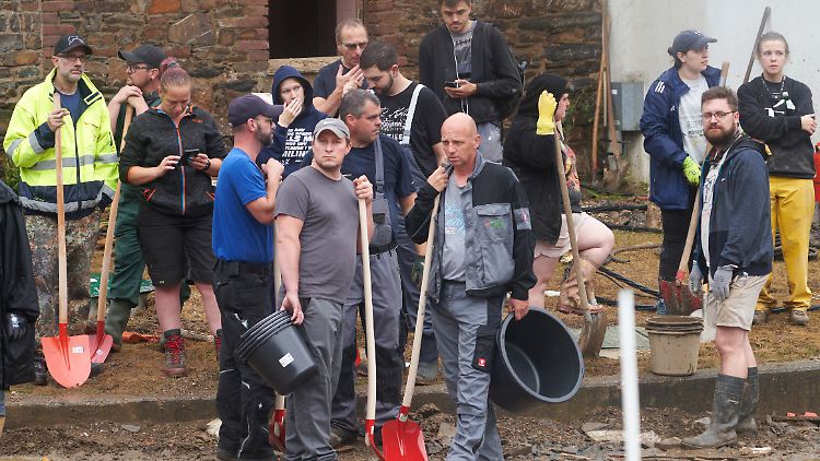 Auch der Geruch von Schlamm und Verwesung bleibt im Kopf, berichtet ein Helfer.