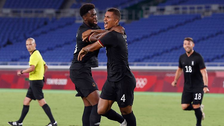 Felix Uduokhai (rechts) feiert mit Jordan Torunarigha sein spätes Tor gegen Saudi-Arabien.