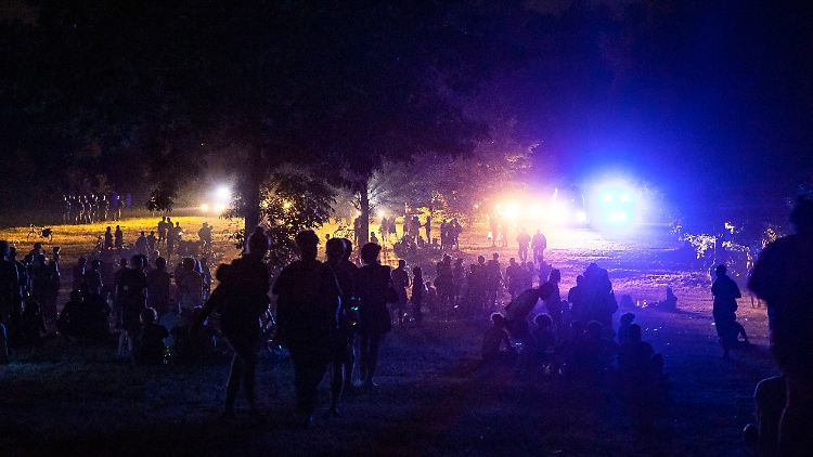 Im Volkspark Hasenheide kommt es immer wieder zu unerlaubten Veranstaltungen (Archivbild).