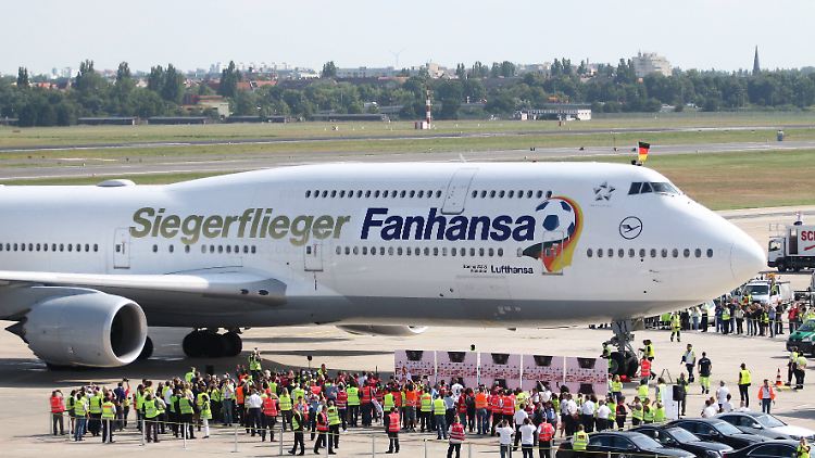 Im Jahr 2014 transportierte die Lufthansa den Weltmeister von Rio zum nunmehr stillgelegten Flughafen Berlin-Tegel. 