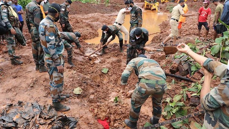 Indische Soldaten unterstützen bei der Suche nach Opfern.