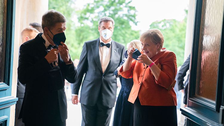 Ungewohnter Dresscode: Atemschutzmaske und pinkes Armbändchen sind Pflicht.