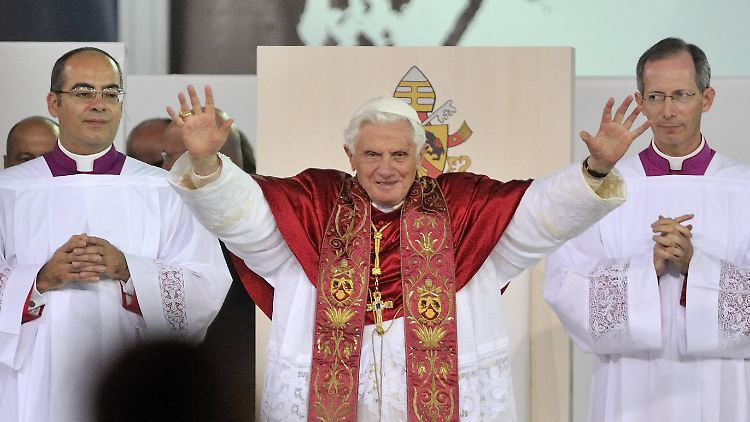 Als Papst hatte Benedikt XVI. schon 2011 bei seinem Deutschlandbesuch in Freiburg von einer "Entweltlichung" gesprochen.