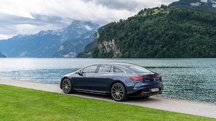 Auch mit den maximal 780 Kilometern Reichweite setzt der Mercedes EQS neue Maßstäbe.