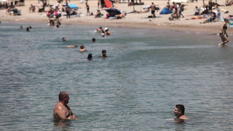 Für die Menschen in Athen dient das Mittelmeer im Sommer als willkommene Abkühlung.