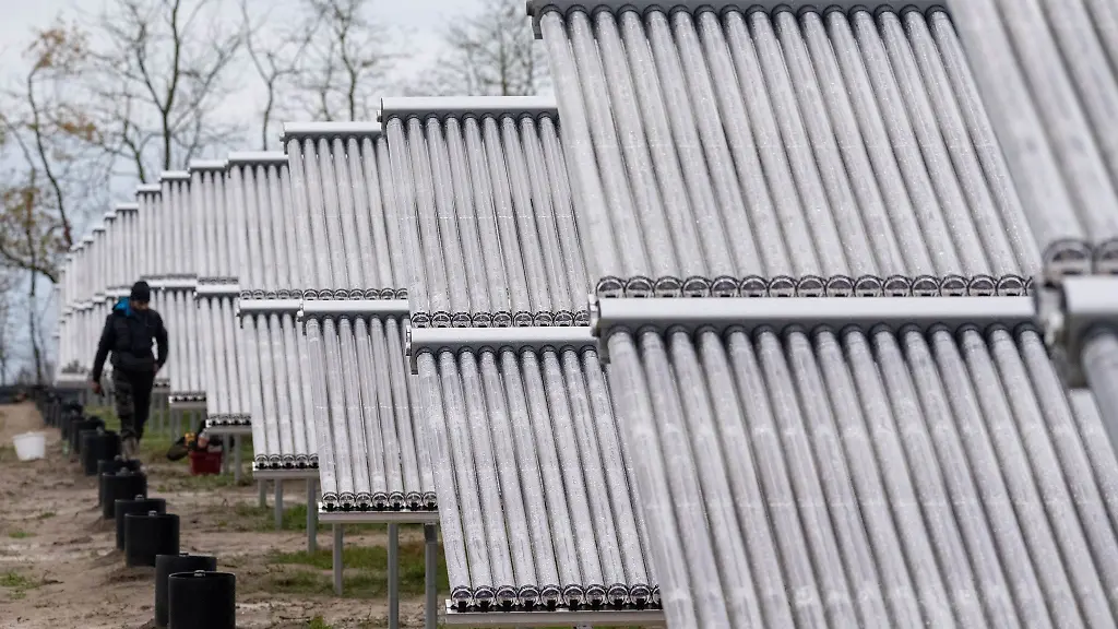 Derzeit-laufen-Bauarbeiten-fuer-eine-Kraftwaermekopplungsanlage-iKWK-mit-Solarthermieanlage-in-Stralsund