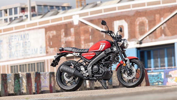 Mit einer Sitzbankhöhe von 81,5 Zentimetern dürften sich Fahrer in fast jeder Körpergröße auf der Yamaha XSR 125 gut aufgehoben fühlen.