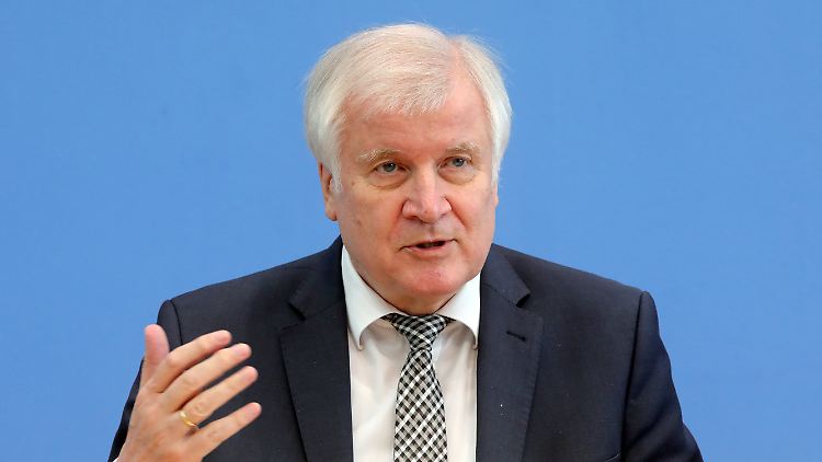 Bundesinnenminister Seehofer sieht keine Widerstände mehr gegen die Warnung per SMS.