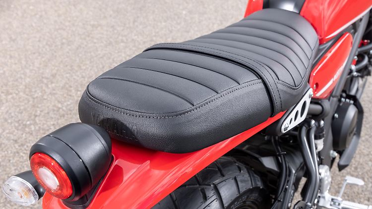 Die Sitzbank der Yamaha XSR 125 bietet, ungewöhnlich für diese Klasse, sogar einem Sozius ausreichend Platz.