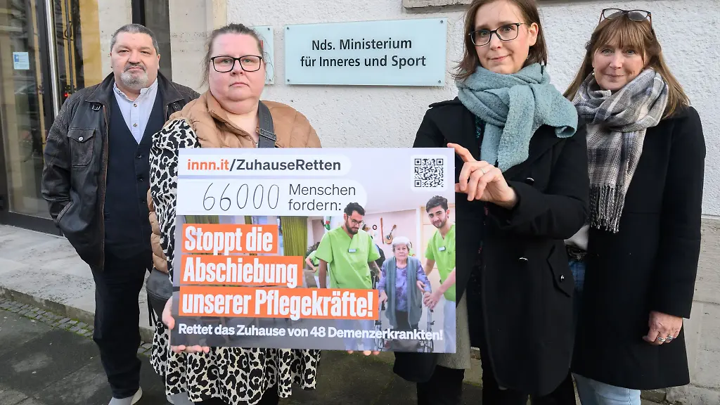 Rund-66-000-Menschen-haben-die-Online-Petition-der-Heimbetreiber-Tino-l-r-und-Andrea-Wohlmacher-und-Anne-Weiss-und-Juliane-Mueller-von-der-Angehoerigeninitiative-unterschrieben