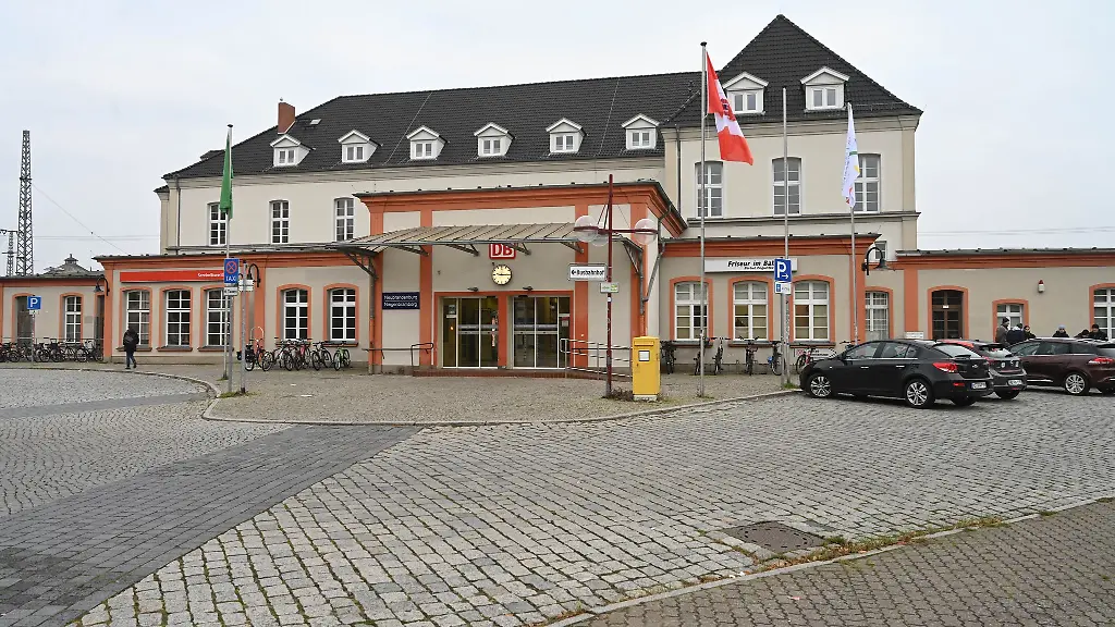 In-einem-Raum-im-Gebaeude-der-Bundespolizei-am-Bahnhof-von-Neubrandenburg-ist-eine-Chemikalie-ausgetreten