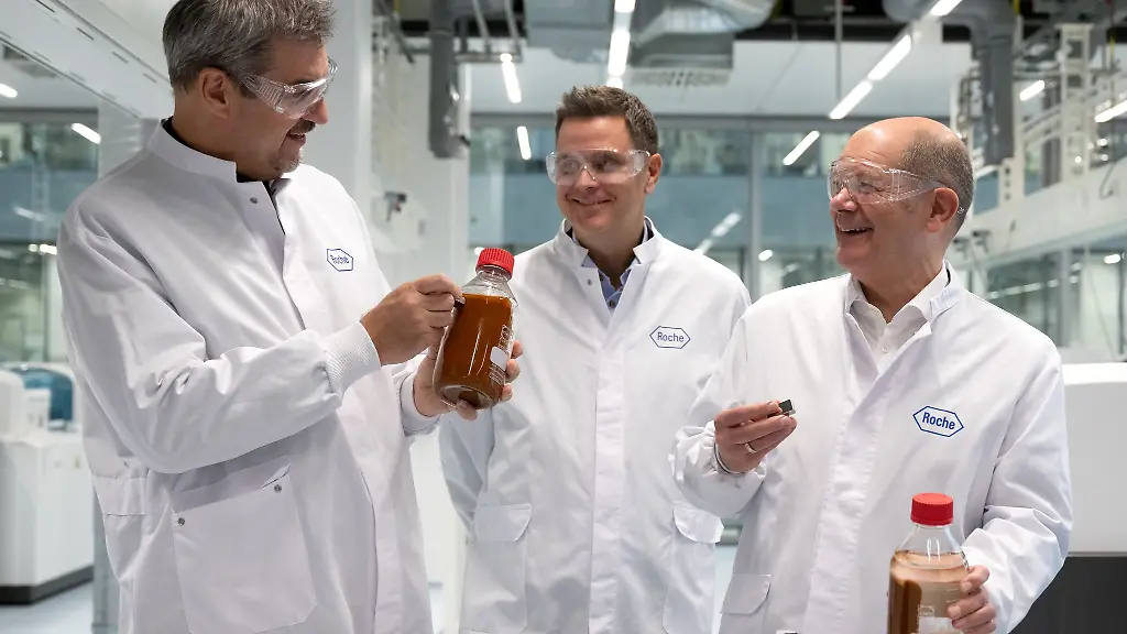 Bundeskanzler-Olaf-Scholz-r-SPD-und-Markus-Soeder-CSU-l-Ministerpraesident-von-Bayern-besuchten-das-Labor-in-Penzberg