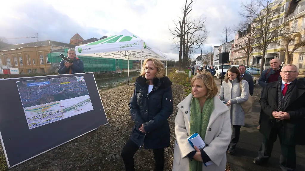 Hochwasserschutz-sei-fuer-die-Menschen-im-Land-zu-wichtig-um-im-Parteigetriebe-zerrieben-zu-werden-sagte-Lemke-l-im-Ahrtal