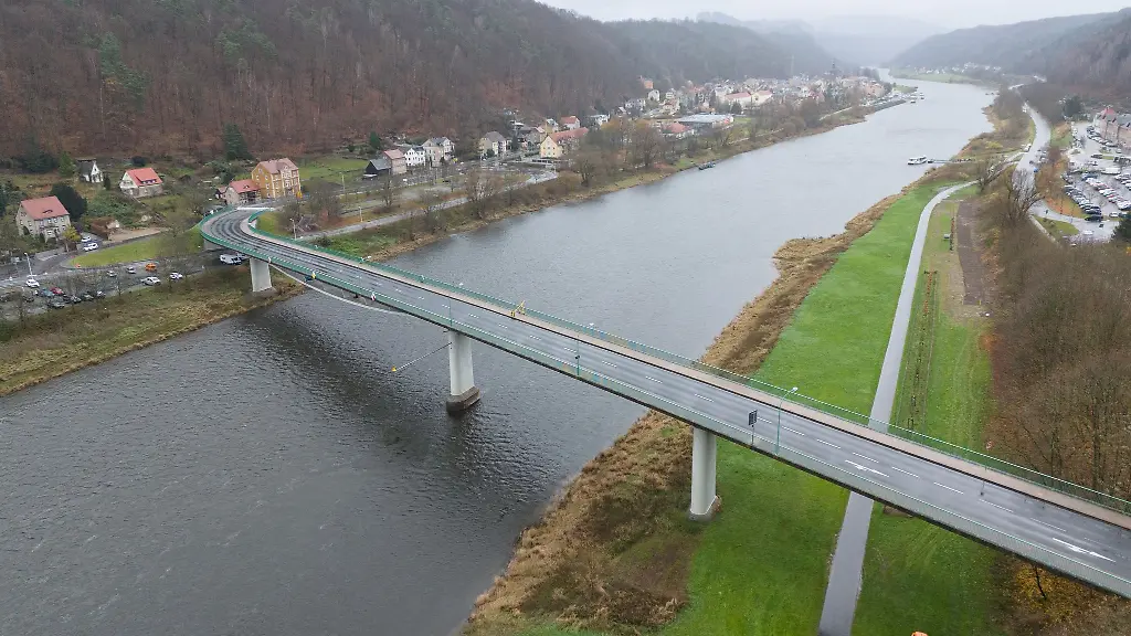 Seit-dem-7-November-ist-die-Elbbruecke-in-Bad-Schandau-gesperrt