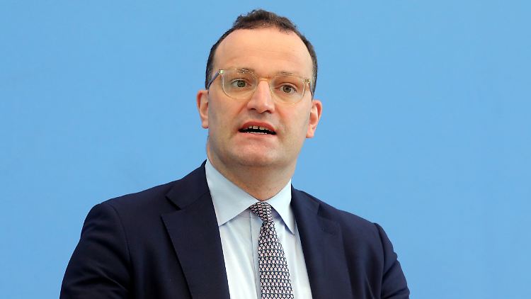 "Wir verlegen mit der Luftwaffe in Deutschland innerhalb des Landes Intensivpatienten, weil in bestimmten Regionen es einfach nicht mehr geht", mahnte Spahn.
