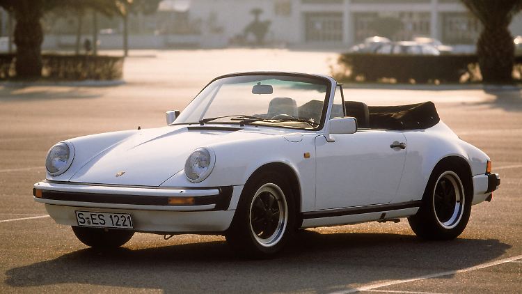 Im Herbst 1982 treffen die ersten Porsche 911 SC Cabriolet bei den Händlern ein.