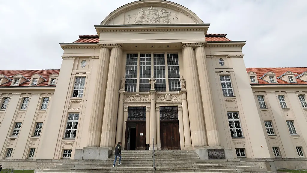 Am-Amtsgericht-hat-ein-Prozess-gegen-einen-Deutschen-begonnen-der-aus-Fremdenhass-einen-Algerier-mit-einem-Messer-verletzt-haben-soll