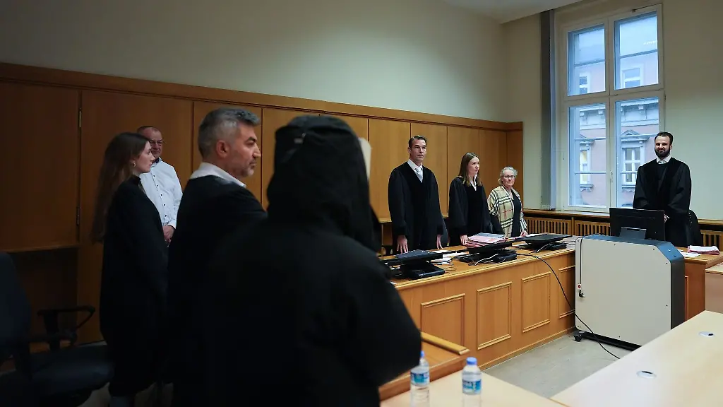 Der-19-jaehrige-Angeklagte-hat-eingeraeumt-einen-Polizisten-in-Hamburg-Altona-mit-einem-Carsharing-Auto-angefahren-zu-haben