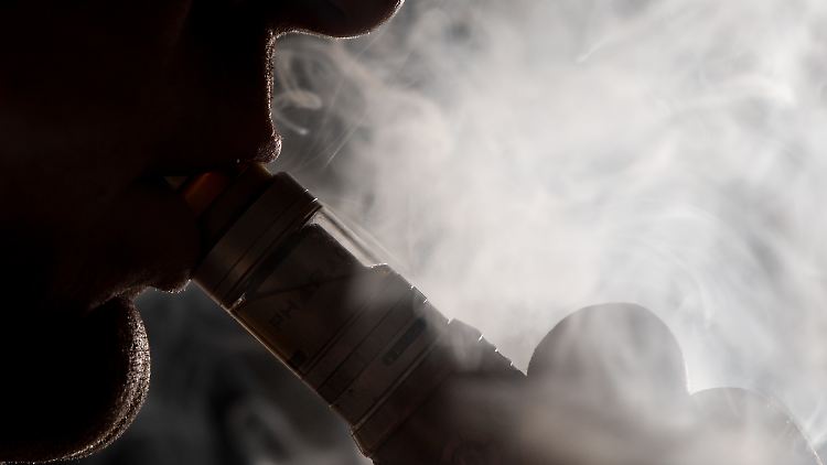 Die Liquids sollen nach Gummibärchen oder Zuckerwatte schmecken - und enthalten mitunter viel Nikotin.