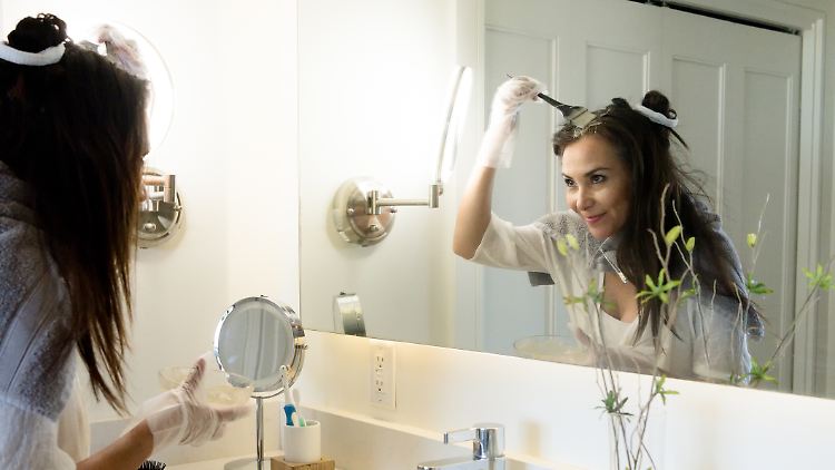 DIY-Mittel gegen die ersten grauen Haare oder einen ungewünschten Ansatz.