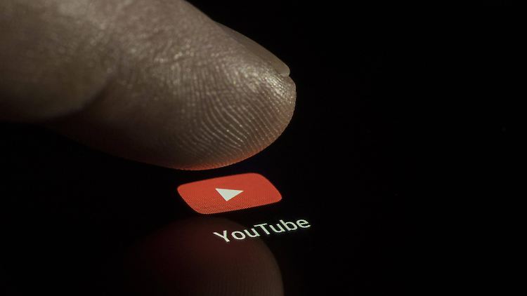 Das NetzDG sieht vor, dass strafbare Inhalte von sozialen Medien wie Facebook, Twitter oder YouTube schnell und konsequent gelöscht werden.