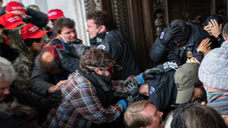 Trump-Anhänger dringen am 6. Januar ins Kapitol ein.