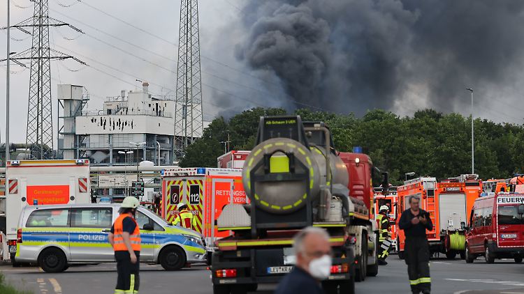 Die Hoffnung, die Vermissten noch lebend zu finden, werde immer geringer, so Chempark-Leiter Lars Friedrich.