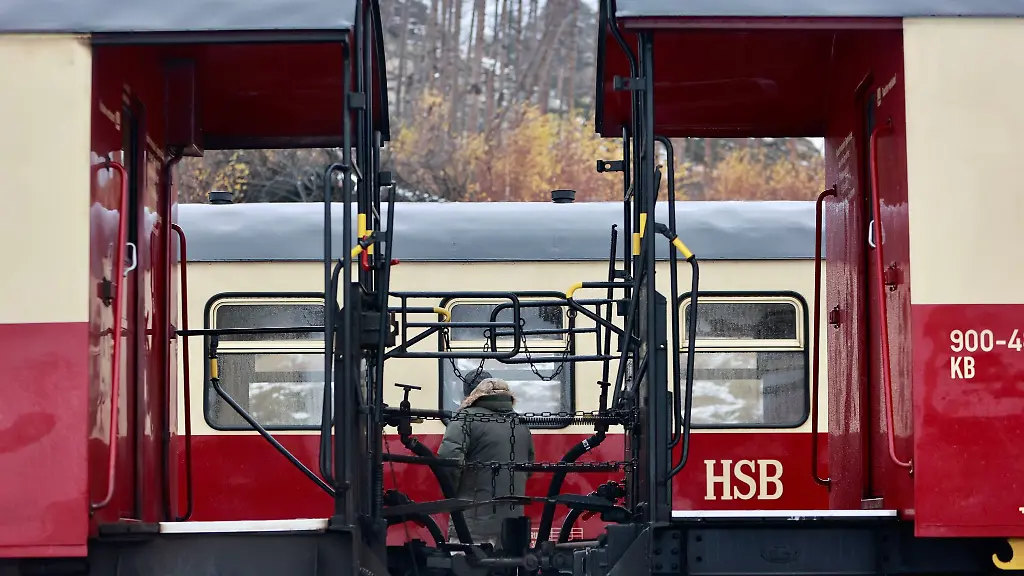 Ein-Zug-der-Harzer-Schmalspurbahnen-GmbH-steht-im-Bahnhof-Schierke-Die-HSB-hat-den-Zugverkehr-zum-Brocken-wegen-einer-Sturmwarnung-fuer-heute-eingestellt