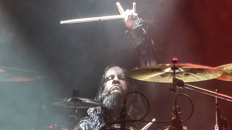 In anderen Formationen wie Sinsaenum trat Jordison auch ohne Maske auf.