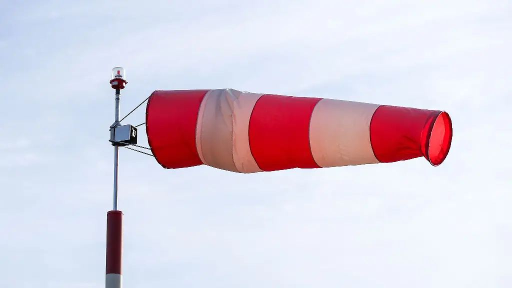 Ein-Sturmtief-zieht-ostwaerts-und-fuehrt-auf-seiner-Rueckseite-kalte-Meeresluft-nach-Thueringen