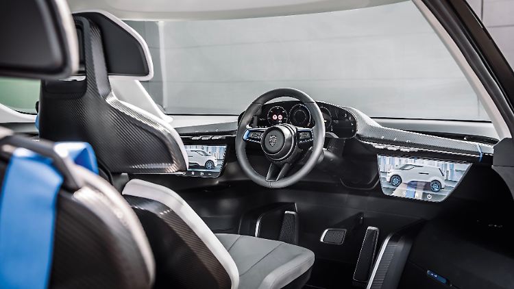Porsche-typisch bleibt der Arbeitsplatz des Fahrers in der Studie "Vision Renndienst Concept".