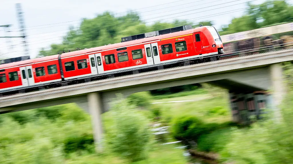Die-S-Bahn-Hannover-warnt-angesichts-von-Sturmschaeden-vor-Zugausfaellen-und-Verspaetungen