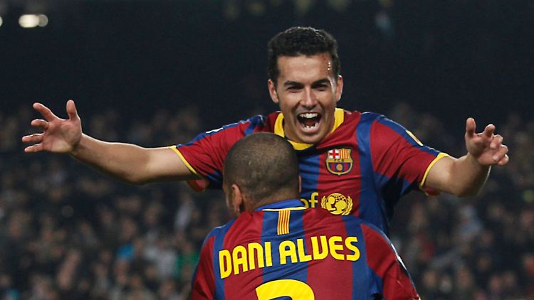 Mann des Spiels: Doppeltorschütze Pedro feiert mit Rechtsverteidiger Dani Alves.