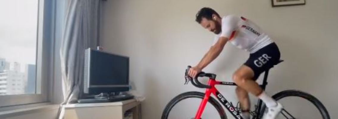 Simon Geschke hat mittlerweile ein Rad in seinem Quarantäne-Zimmer.